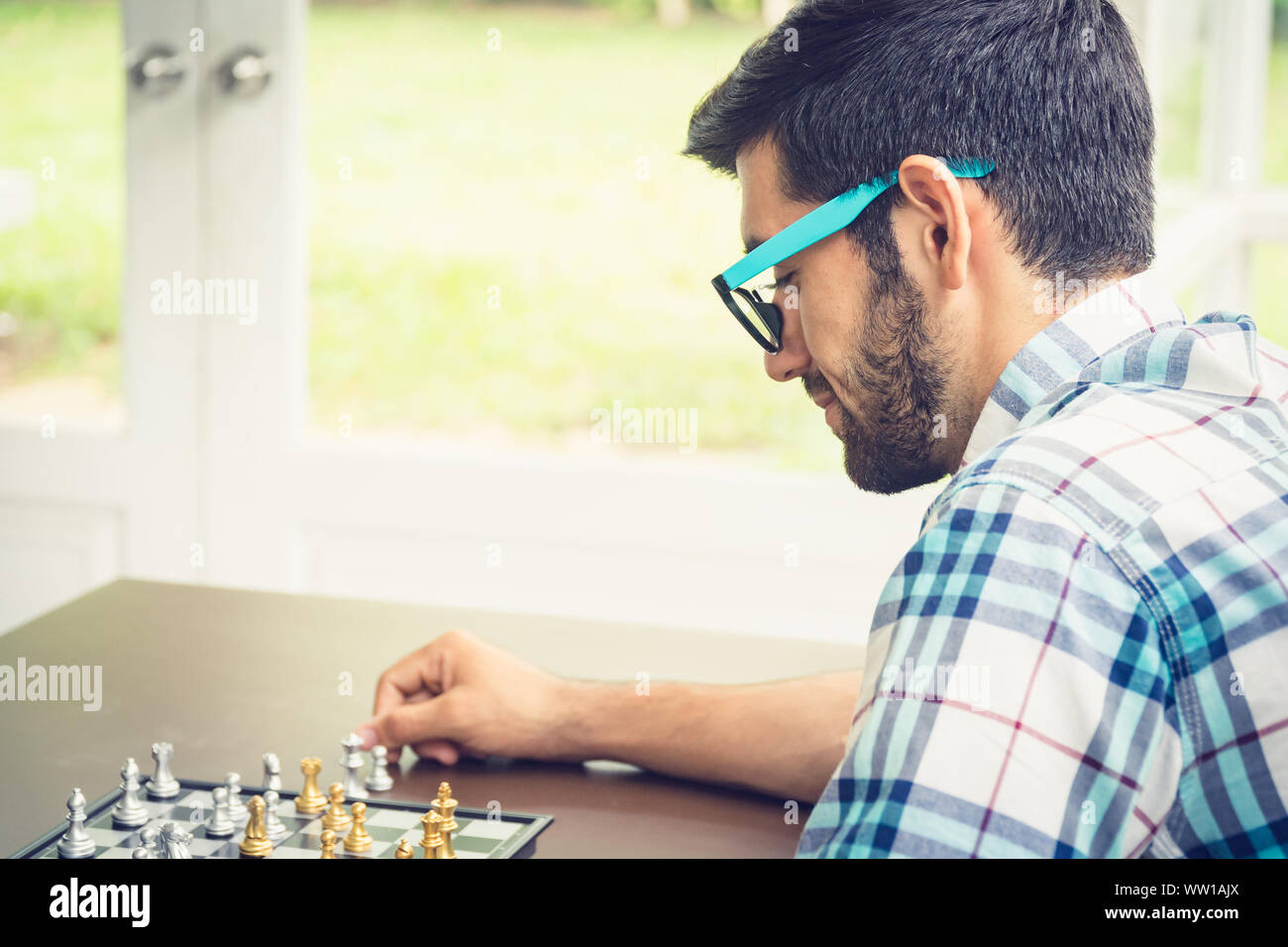 Casual Geschäftsmann spielen Schach Spiel mit retro style Foto, in Konkurrenz und Planungsstrategien Konzept. Stockfoto