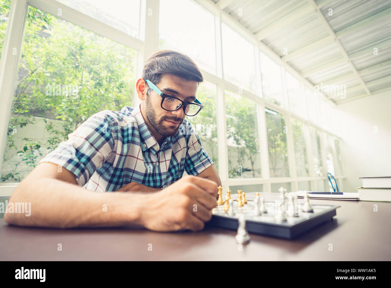 Casual Geschäftsmann spielen Schach Spiel mit retro style Foto, in Konkurrenz und Planungsstrategien Konzept. Stockfoto