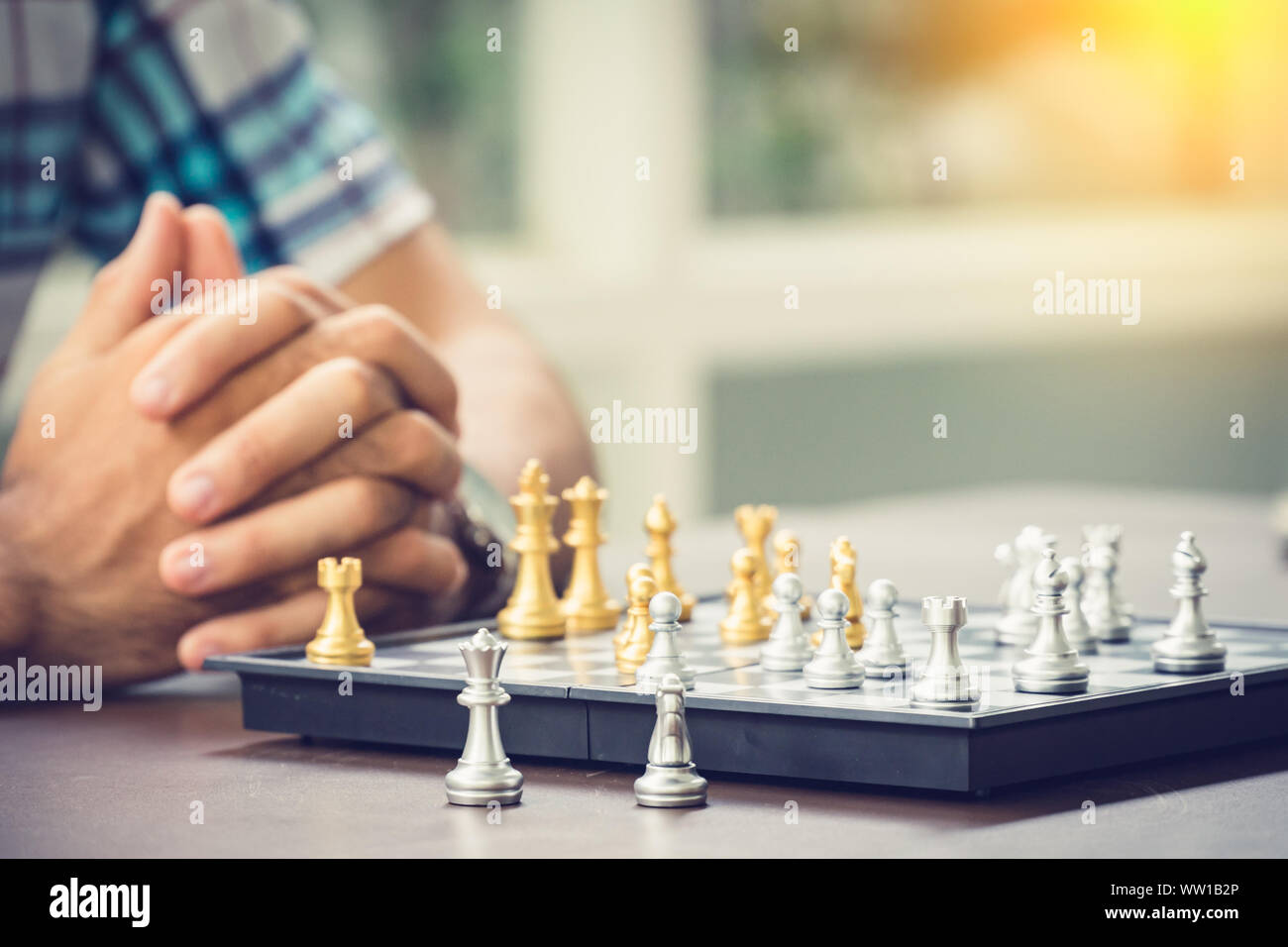 Casual Geschäftsmann spielen Schach Spiel mit retro style Foto, in Konkurrenz und Planungsstrategien Konzept. Stockfoto