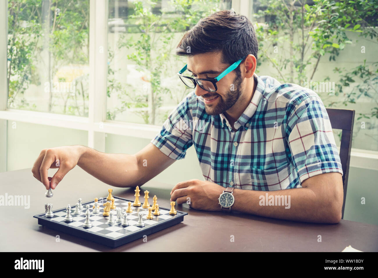 Casual Geschäftsmann spielen Schach Spiel mit retro style Foto, in Konkurrenz und Planungsstrategien Konzept. Stockfoto