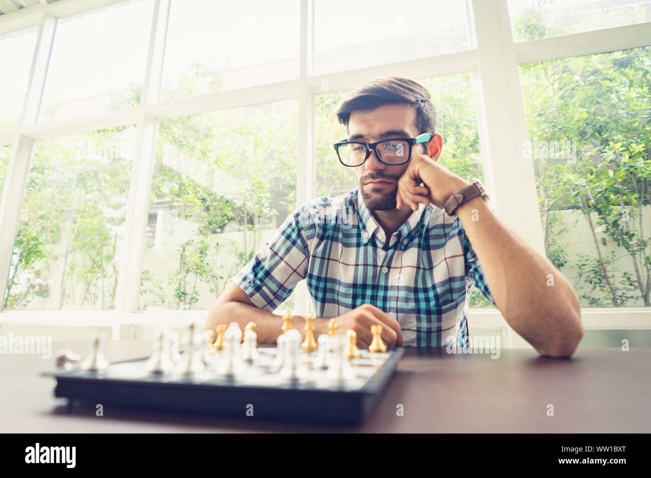 Casual Geschäftsmann spielen Schach Spiel mit retro style Foto, in Konkurrenz und Planungsstrategien Konzept. Stockfoto