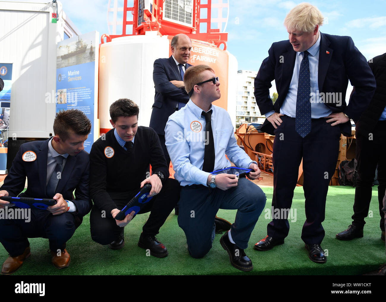 Premierminister Boris Johnson Teil in einer Aktivität mit Schülern nimmt als er besucht den NLV Pharos, einem Leuchtturm Angebot günstig auf der Themse London International Versand Woche zu kennzeichnen. Stockfoto