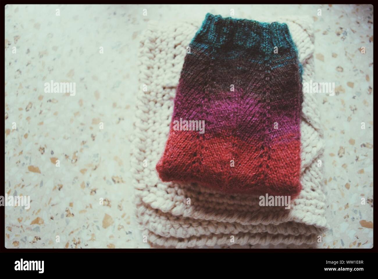 Hohe Betrachtungswinkel aus Wolle Socken und eine Decke auf dem Boden Stockfoto