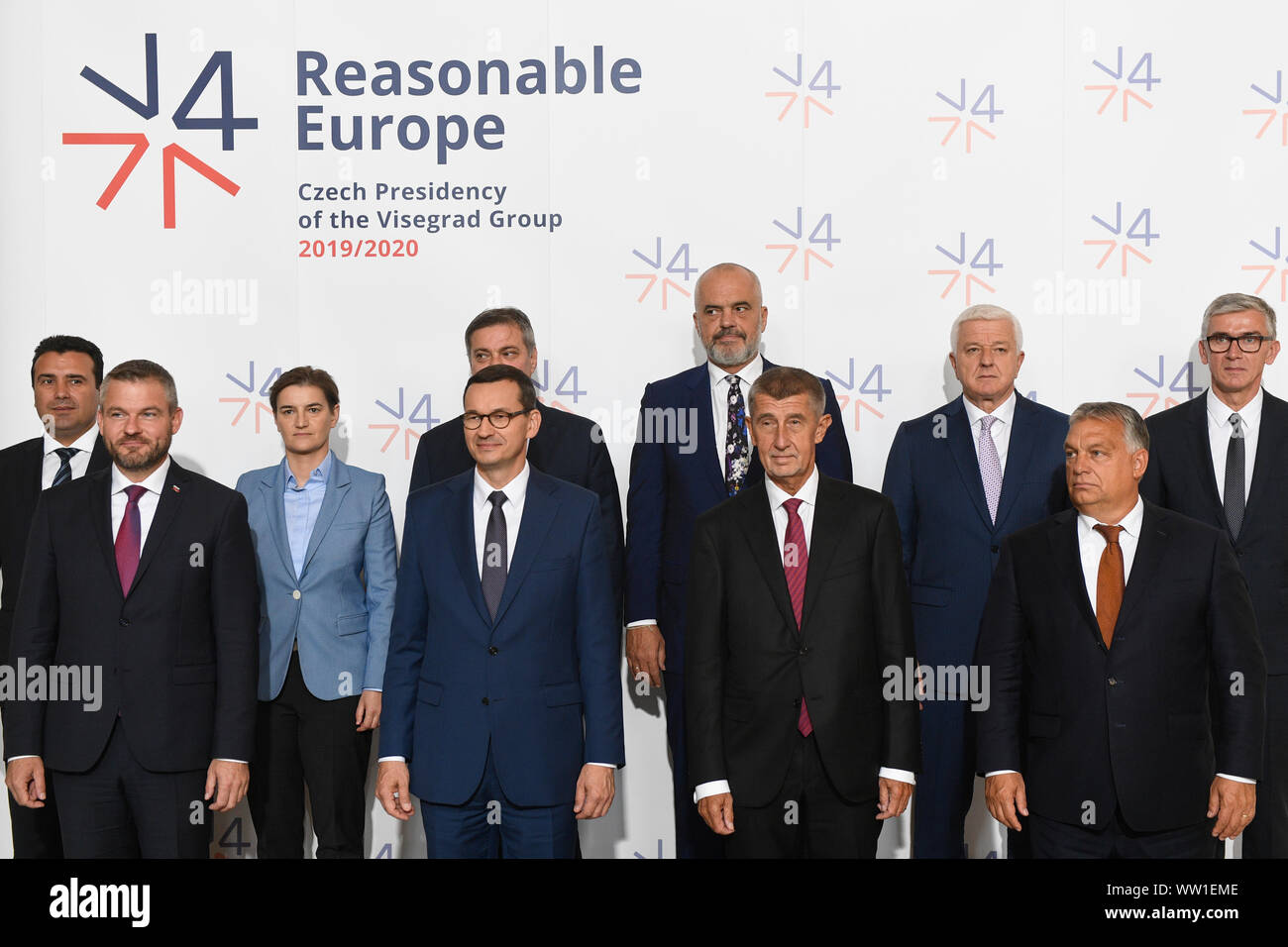 L-R Ministerpräsident des Landes Mazedonien Zoran Zaev, PM der Slowakei Peter Pellegrini, PM von Serbien Ana Brnabic, PM von Polen Mateusz Morawiecki, PM von Bosnien und Herzegowina Denis Zvizdic, PM von Albanien Edi Rama, PM der Tschechischen Republik Andrej Babis, PM von Montenegro Dusko Markovic, PM von Ungarn Viktor Orban und Kostenlos d'affaires des Kosovo Arbar Vllahiu für eine Familie Foto vor der Versammlung der Päpstlichen Missionswerke in vier Visegrad-Staaten darstellen (V4; Tschechische Republik, Slowakei, Polen, Ungarn) und den westlichen Balkanländern Zusammenarbeit beider Regionen zu fördern, am 12. September 2019, in Prag, Tschechische Republik. (CTK Photo/Michal Krum Stockfoto