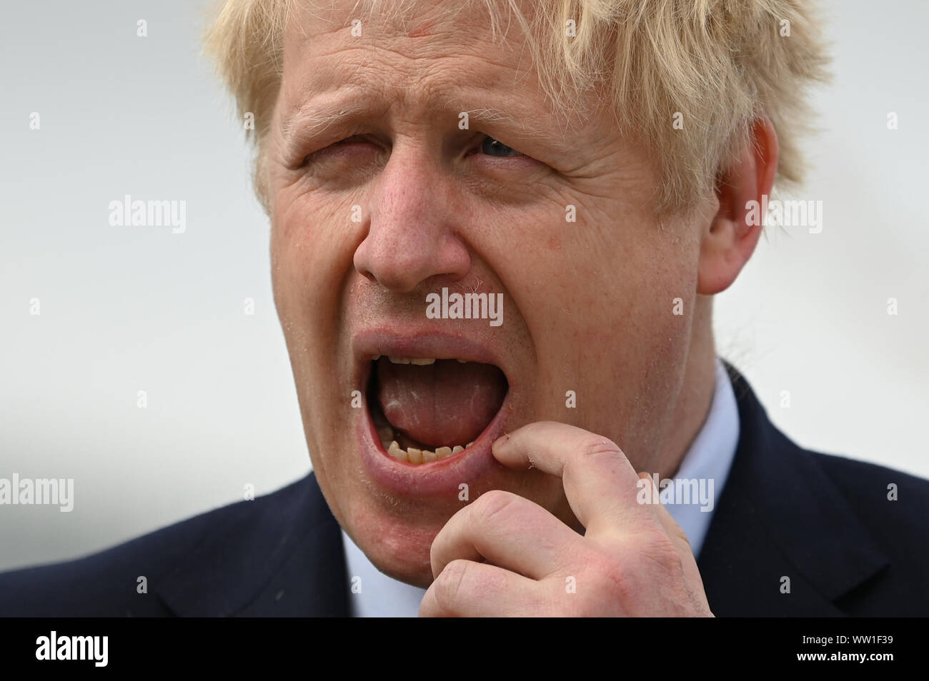 Premierminister Boris Johnson Besuche des NLV Pharos, einem Leuchtturm Ausschreibung auf der Themse London International Versand Woche zu kennzeichnen. Stockfoto