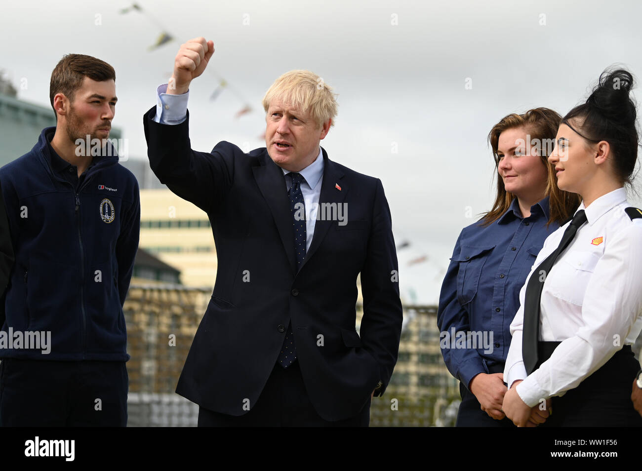 Premierminister Boris Johnson spricht für Lehrlinge als er besucht den NLV Pharos, einem Leuchtturm Ausschreibung auf der Themse London International Versand Woche zu kennzeichnen. PA-Foto. Bild Datum: Donnerstag, September 12, 2019. Photo Credit: Daniel Leal-Olivas/PA-Kabel Stockfoto