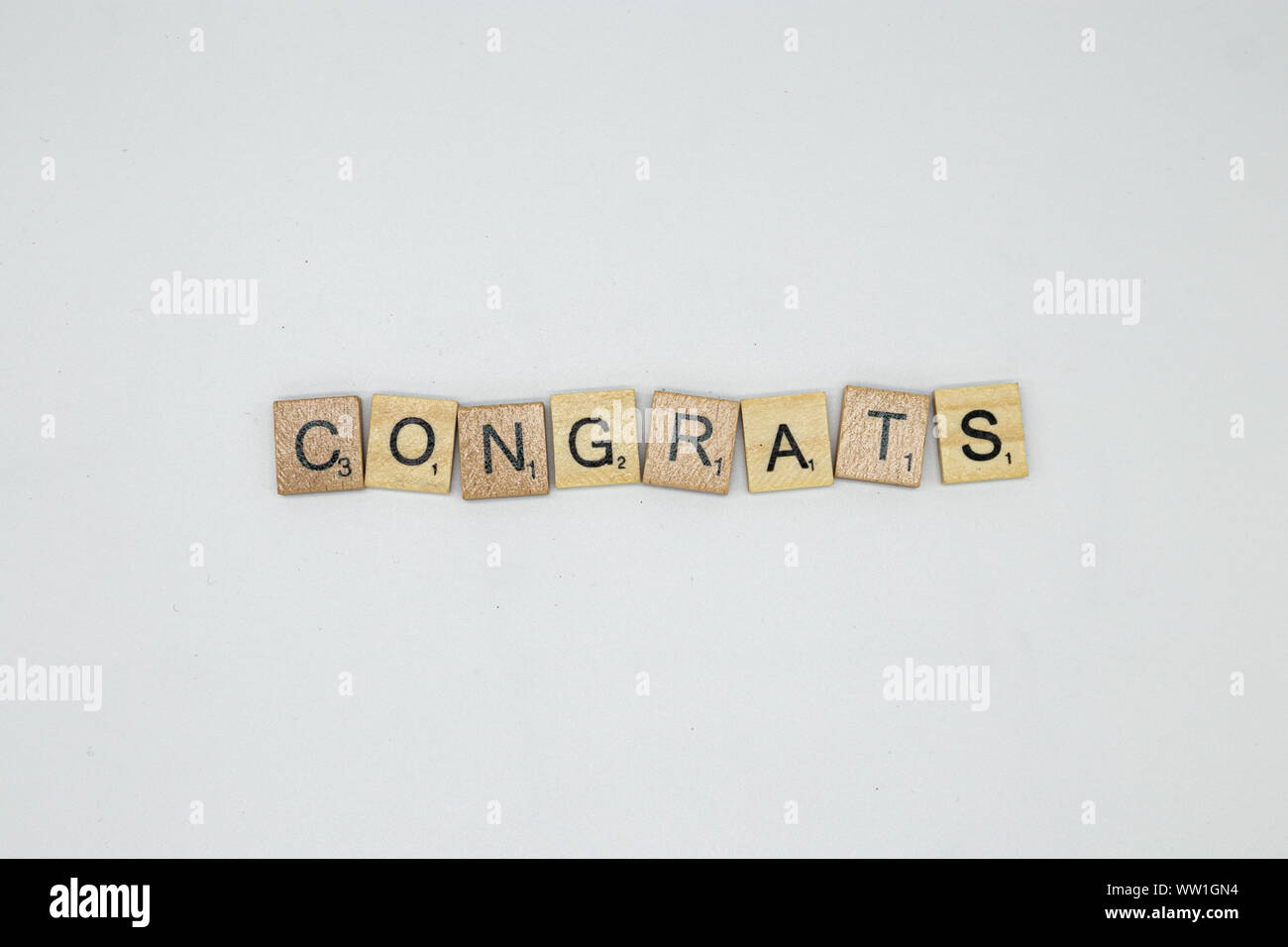 Isolierte herzlichen Glückwunsch Nachricht Dinkel in Scrabble Buchstaben auf weißem Hintergrund Stockfoto