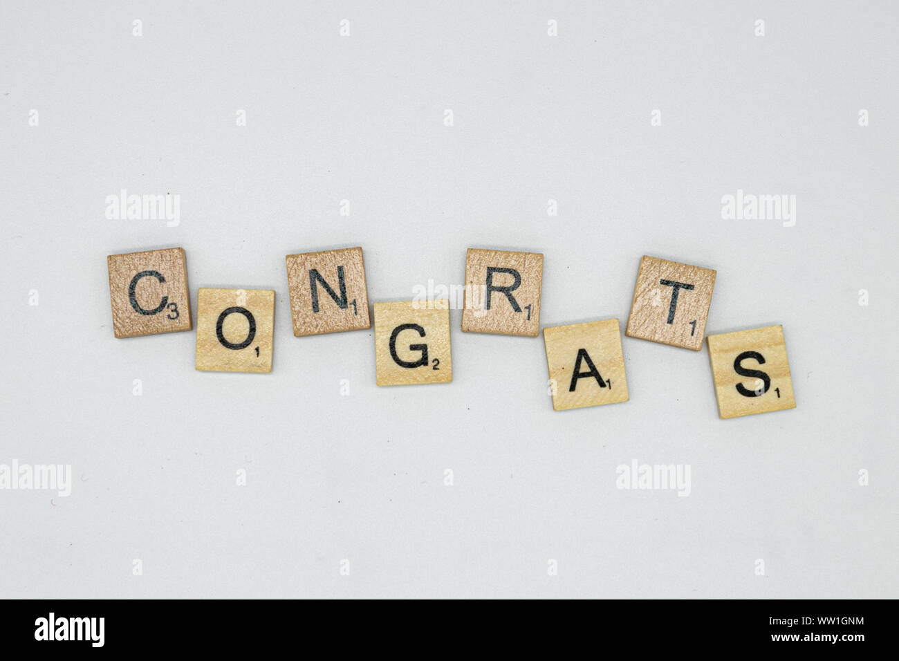 Isolierte herzlichen Glückwunsch Nachricht Dinkel in Scrabble Buchstaben auf weißem Hintergrund Stockfoto