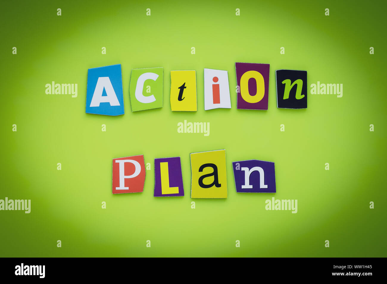 Ein Wort schreiben Text-Aktionsplan. Schneiden bunte Buchstaben auf gelbem Hintergrund. Schlagzeile auf das Banner. Inschrift. Planung Konzept. Stockfoto