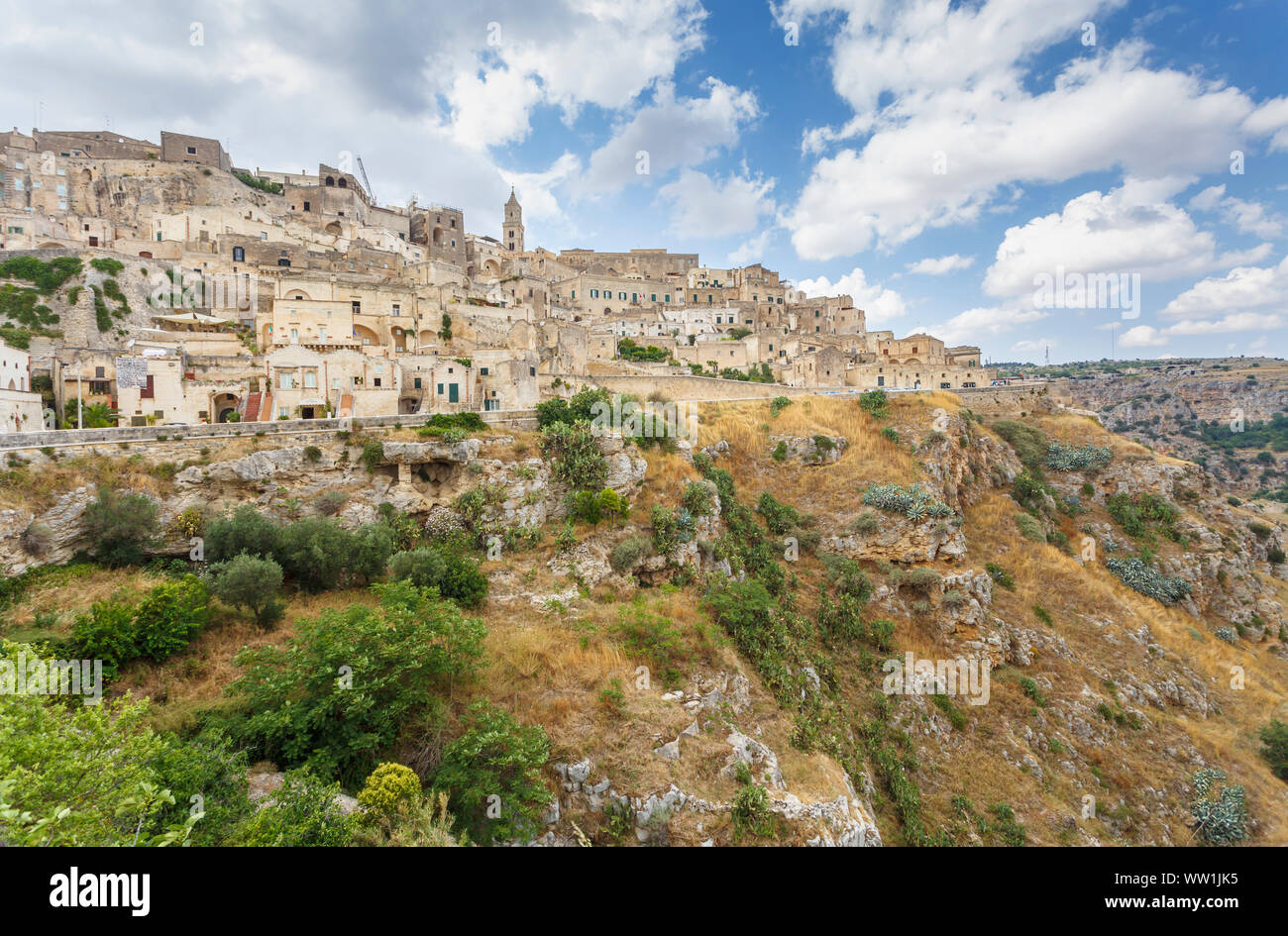 Panoramablick auf die untere Altstadt von Matera, ein UNESCO-Weltkulturerbe, und La Gravina Schlucht mit antiken Sassi und Höhlenwohnungen rock Wohnungen Stockfoto