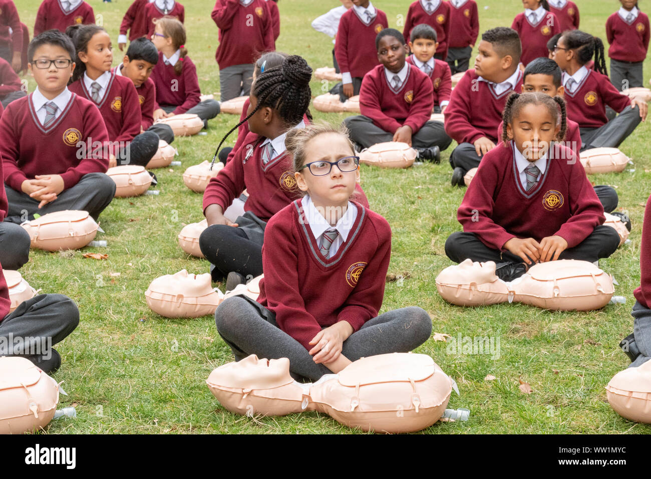 London, UK, 12. September 2019 Das Britische Rote Kreuz Hosts eine Demonstration von 100 Schulkindern die Durchführung von Erste Hilfe außerhalb der Häuser des Parlaments die Verwirklichung der erste erste Hilfe in der Schule Credit Ian DavidsonAlamy Leben Nachrichten zu markieren Stockfoto