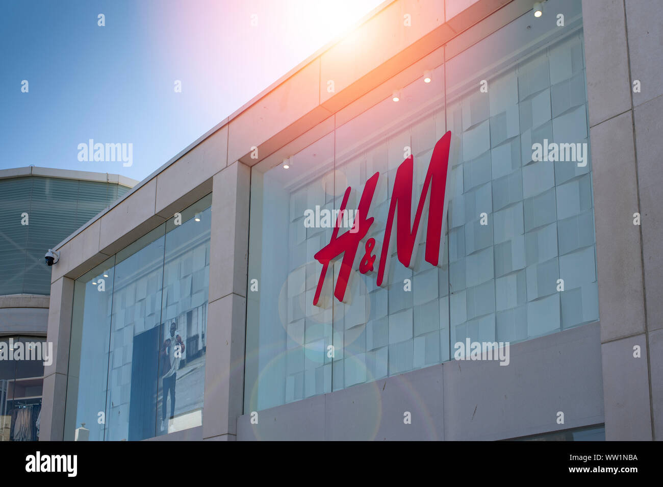 H&M Schaufensterfront und Logo in Brighton, Großbritannien Stockfoto