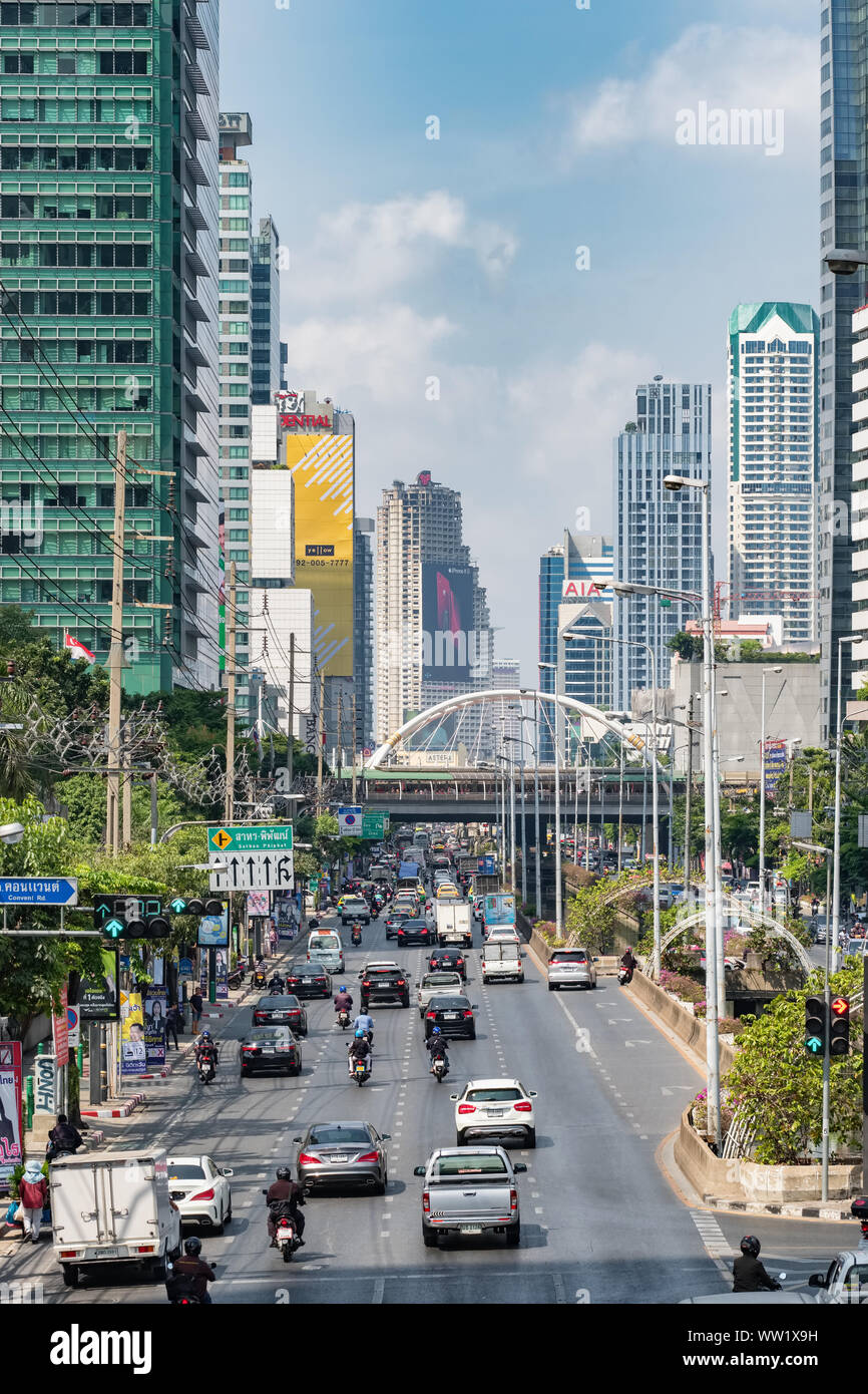 Bangkok, Thailand - 5. März, 2019: Tägliche Datenverkehr auf der viel befahrenen Straße in Bangkok. Stockfoto