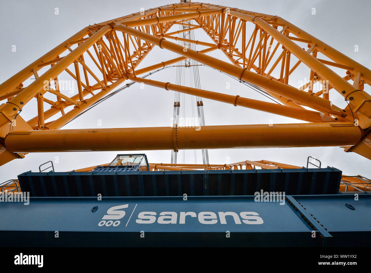 Ein Blick auf die Streben von der "Großen Carl', die weltweit größte Kran, die Vorbereitung Arbeiten in Hinkley Point C Power Station in Somerset zu beginnen. In der Lage bis zu 250 m hoch zu stehen, die sarens SCC-250 Kran erreichen höher als der höchste Turm in der Londoner Canary Wharf und kann 5.000 Tonnen in einem Lift. Stockfoto