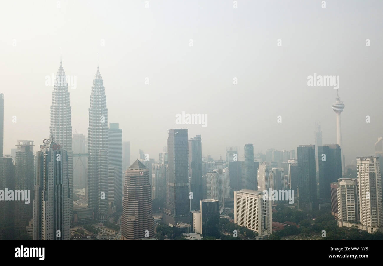 Kuala Lumpur. 12 Sep, 2019. Foto auf Sept. 12, 2019 zeigt ein Blick auf die Stadt von Dunst-ummantelte Kuala Lumpur, Malaysia. Mitglieder der Öffentlichkeit vermeiden sollten, gehen, draußen, wenn die Luftverschmutzung Index (API) Lesen übergibt 100, der malaysische Gesundheitsministerium sagte am Donnerstag. Malaysia's Ministerium für Energie, Technik, Wissenschaft, Klimawandel und Umwelt sagte Anfang dieses Monats, dass die Ursache für die Trübung durch Waldbrände in der Region - auch in benachbarten Indonesien. Credit: Lin Hao/Xinhua/Alamy leben Nachrichten Stockfoto