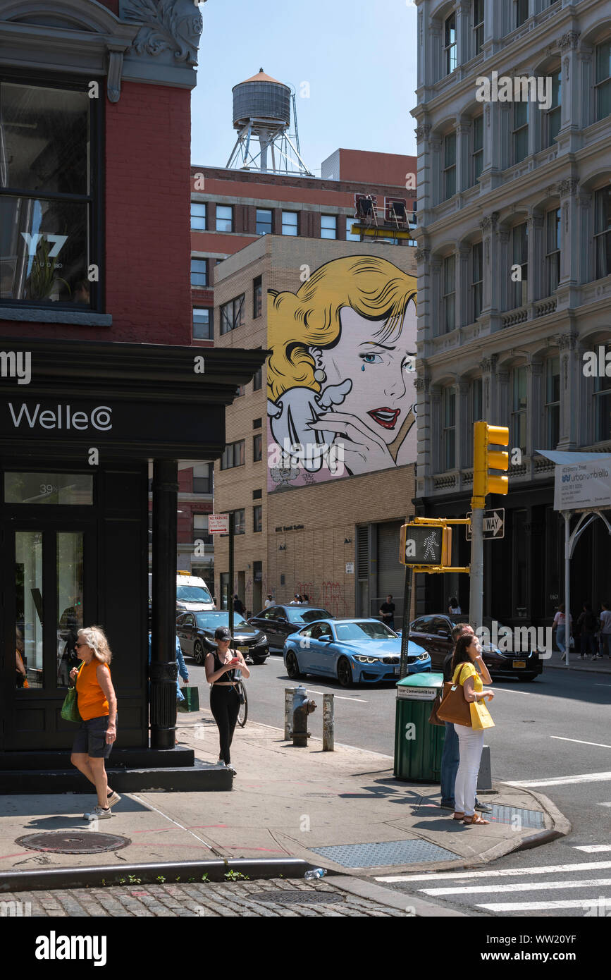 New York City, Straßenecke im Soho-Viertel von Downtown Manhattan im Sommer mit Roy Lichtenstein Wandkunst im Hintergrund, New York City, USA Stockfoto