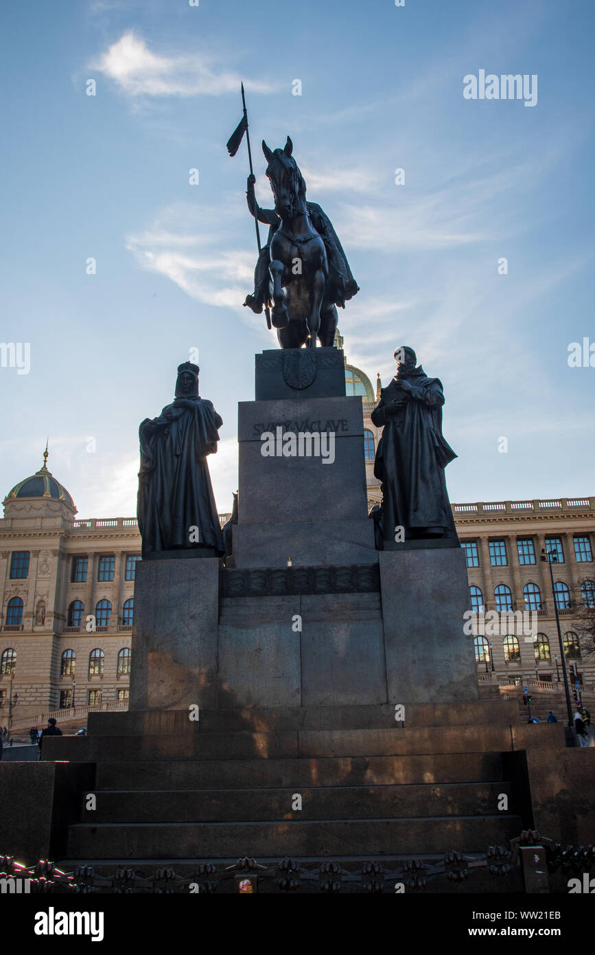Statue von svatý Václav auf Vaclavske namesti Platz mit Bau von Narodni Museum auf dem Hintergrund in Prag in der Tschechischen Republik Stockfoto