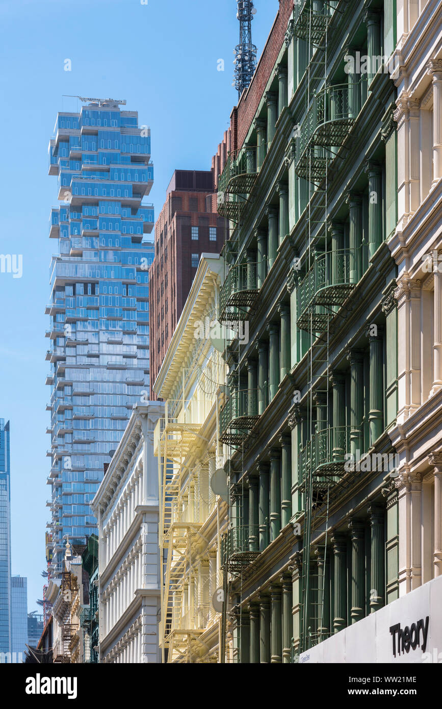 Soho New York, Blick auf den Tribeca 'Jenga Gebäude' und Gusseisen Bezirk Gebäude in der grünen Straße im Soho Bereich von New York City, USA Stockfoto