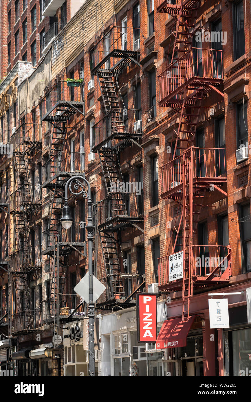 New York Architektur, Blick auf die typischen New Yorker Gebäude aus dem 19. Jahrhundert mit dem Feuer entkommen Leitern angebracht, Lower East Side Street, New York City, USA Stockfoto