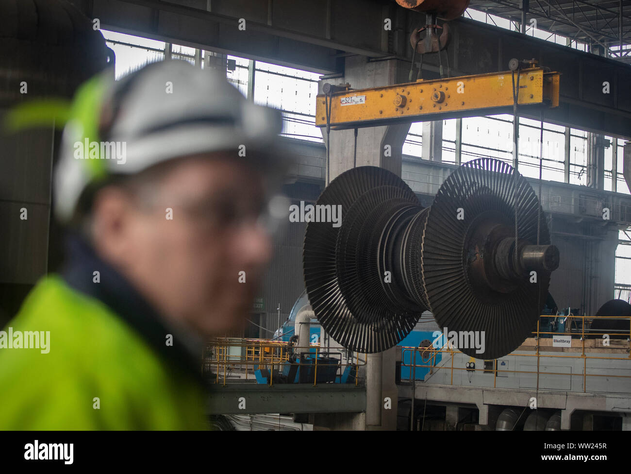 Ein Arbeiter an Ferrybridge C Power Station in West Yorkshire, vor der Anlage Kühltürme im Oktober abgerissen sind. Stockfoto