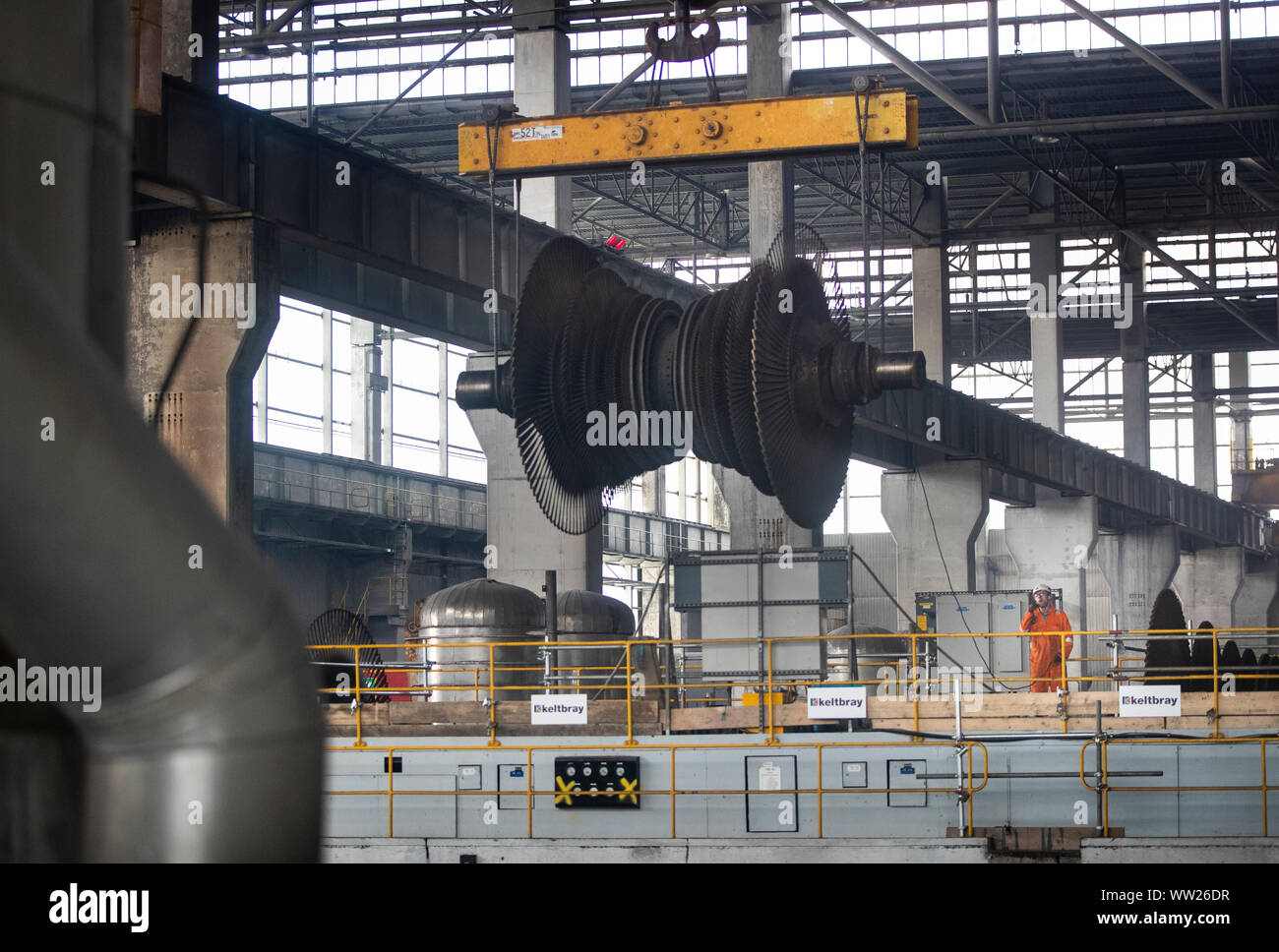 Ein Arbeiter an Ferrybridge C Power Station in West Yorkshire, vor der Anlage Kühltürme im Oktober abgerissen sind. Stockfoto