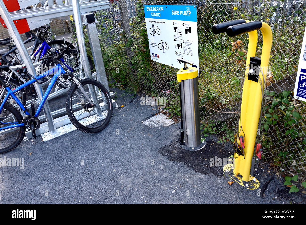 Maidstone, Kent, Großbritannien. Fahrrad Reparatur stehen und Luftpumpe auf der Plattform von Maidstone East Railway Station Stockfoto