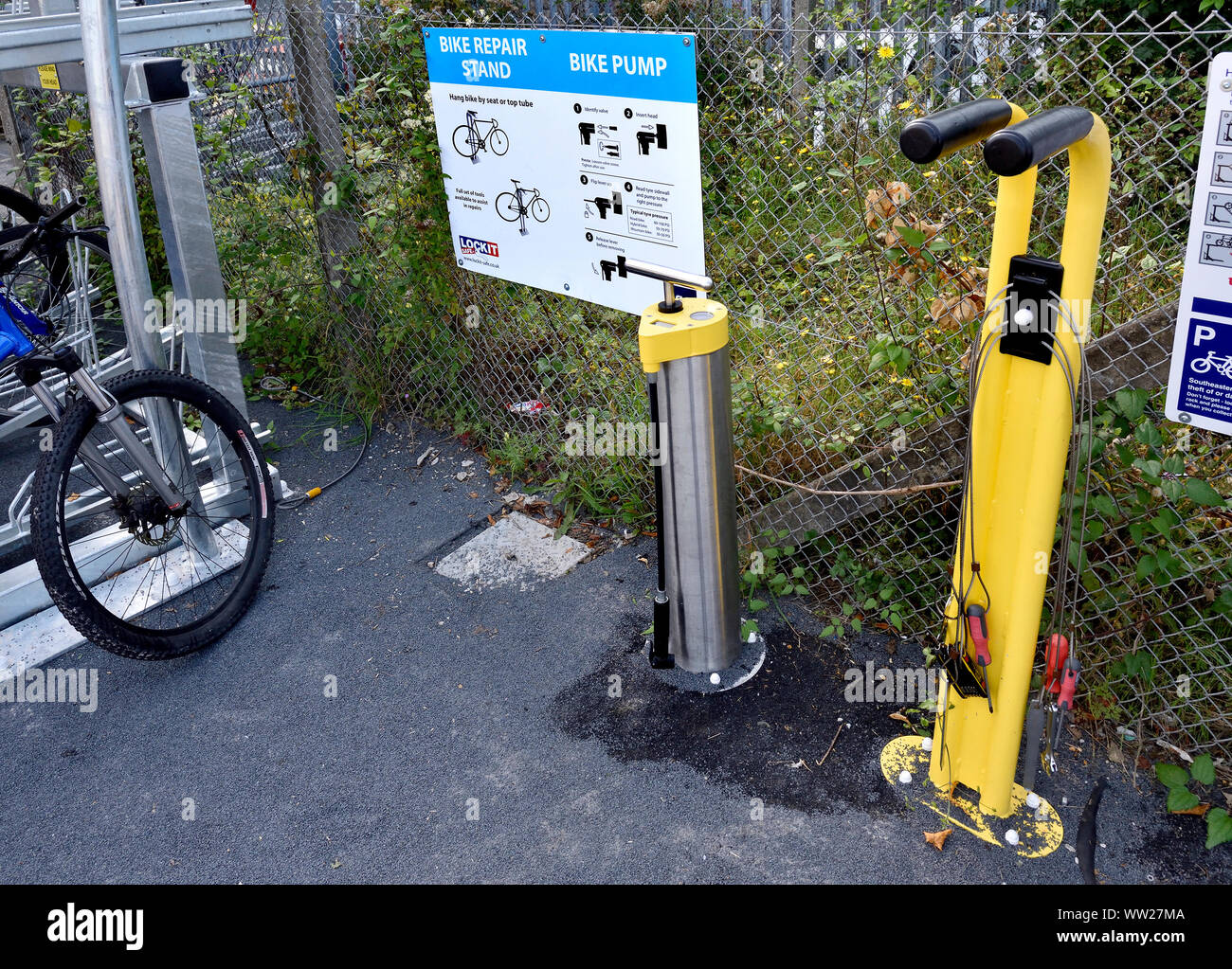 Maidstone, Kent, Großbritannien. Fahrrad Reparatur stehen und Luftpumpe auf der Plattform von Maidstone East Railway Station Stockfoto