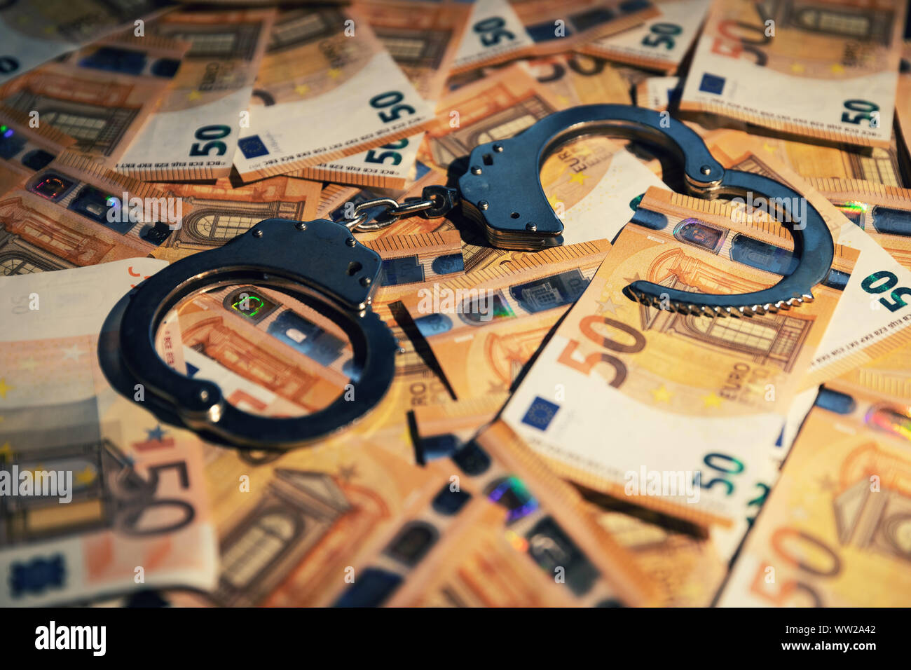 Finanzkriminalität Konzept - Handschellen auf cash Geld Stockfoto