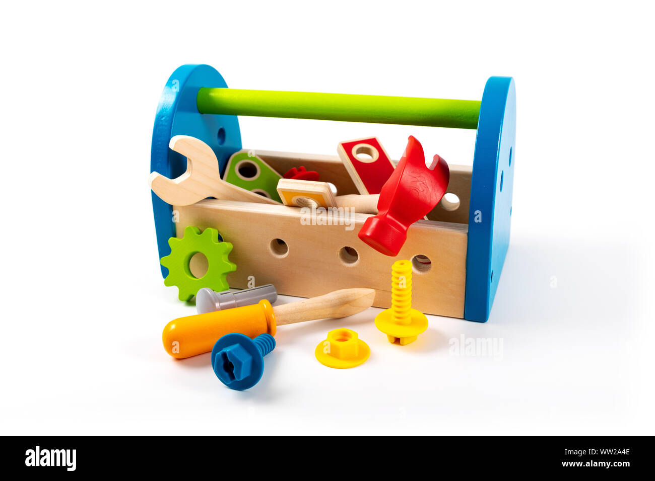 Holzspielzeug Werkzeugkasten auf weißem Hintergrund Stockfoto