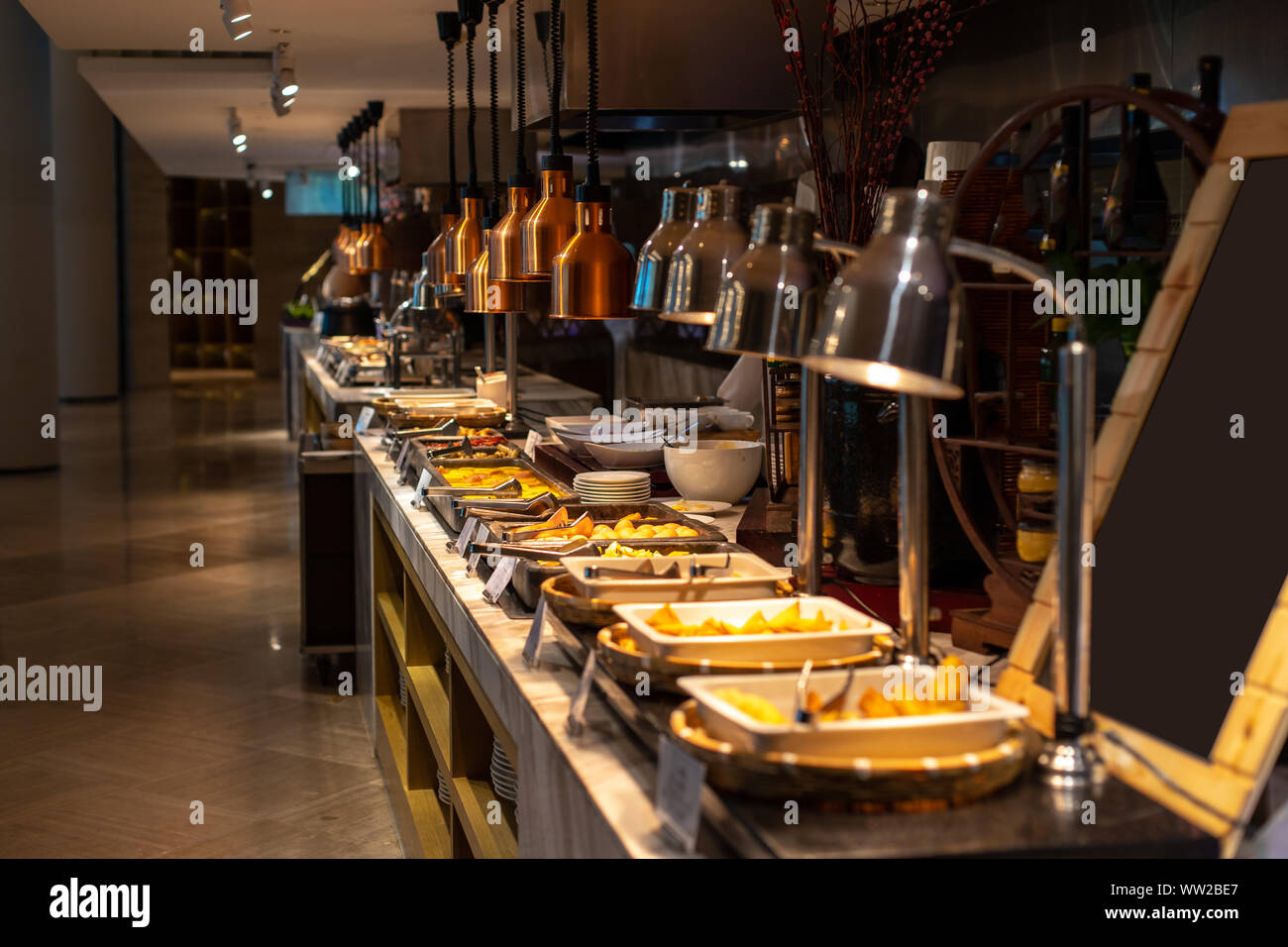 Frühstücksbuffet in einem chinesischen Hotel. Verschwommenen Hintergrund der Fächer. Das Frühstück wird im Hotel enthalten. Stockfoto