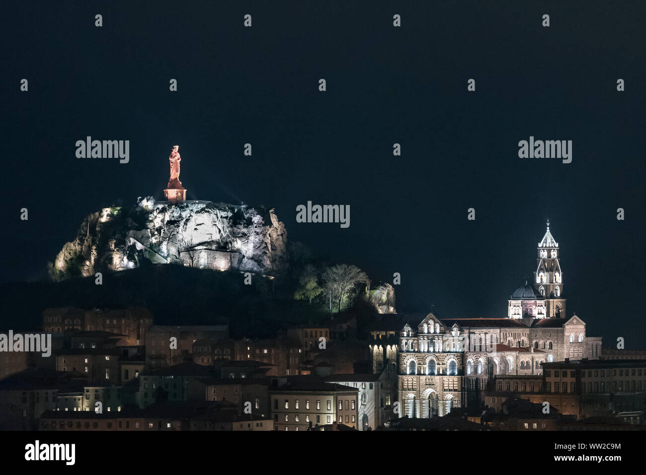 Skyline Le Puy-en-Velay in Frankreich, der in der Dämmerung der Zeit; Kathedrale und roten Christ statue Stockfoto