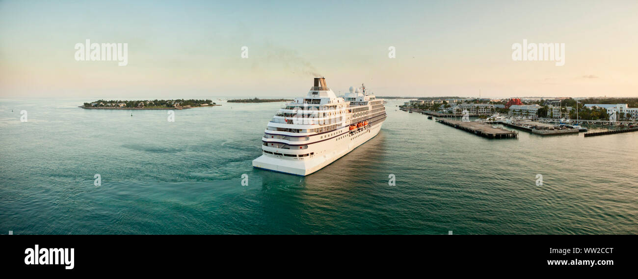 Luftaufnahme der Kreuzfahrtschiffe in den Hafen in Key West, Florida kommenden Stockfoto