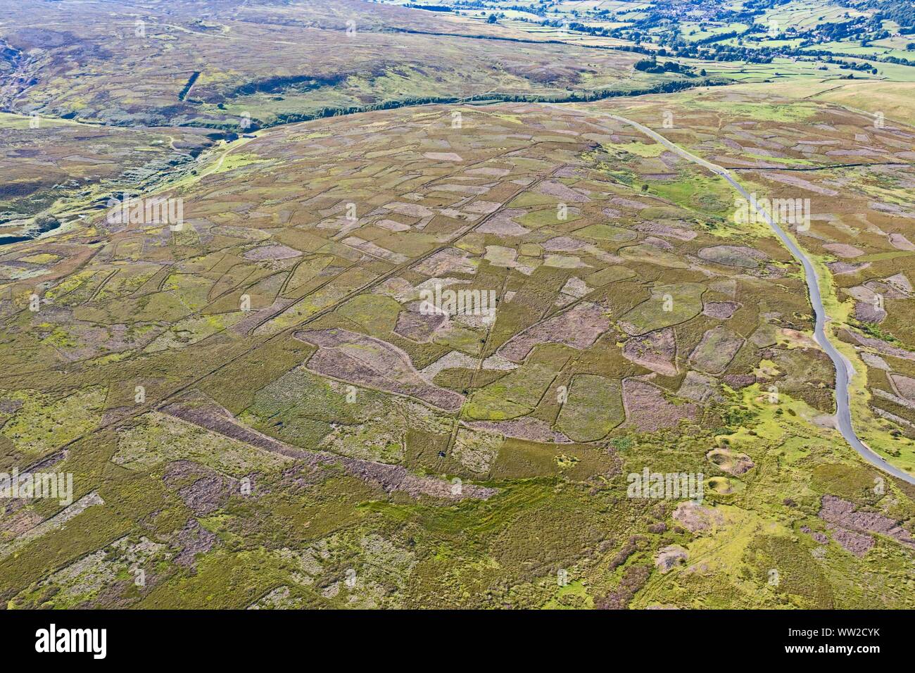 Grinton Moor über Swaledale in Yorkshire Dales, Juli. Luftbild zeigt Patchwork Patterns, in dem Moor auf Rotation für die Maximierung von ha verbrannt wurde. Stockfoto