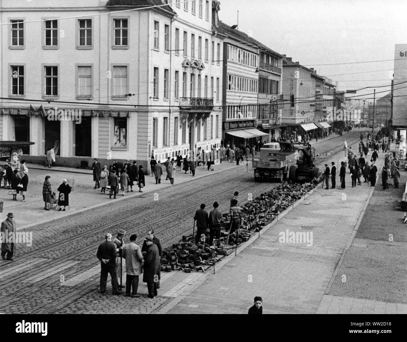 Im April 1963, die Bürgersteige in der Fußgängerzone rund um die Obere Königstraße in Kassel, die seit 1961 besteht, wurden zu sechs Meter verbreitert. Ein sechs Meter breiten Streifen in der Mitte bleibt für die Straßenbahn. | Verwendung weltweit Stockfoto