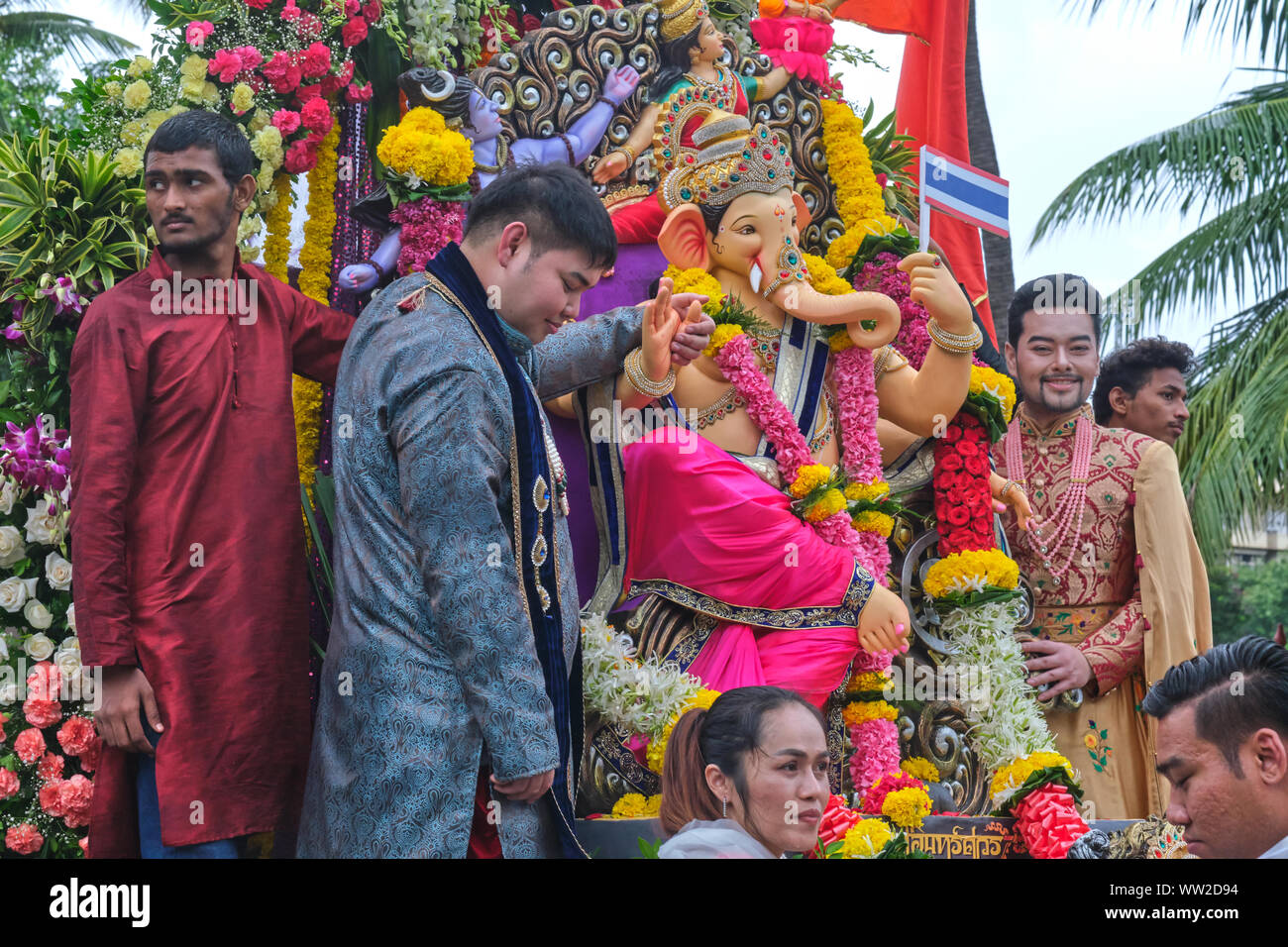 Während der Ganesh Festival Prozession in Mumbai, Indien, Thai Anbeter der Elefantengott Ganesh (Ganpati) Fahrt mit einem Schwimmer, der mit einem Ganesh Statue Stockfoto