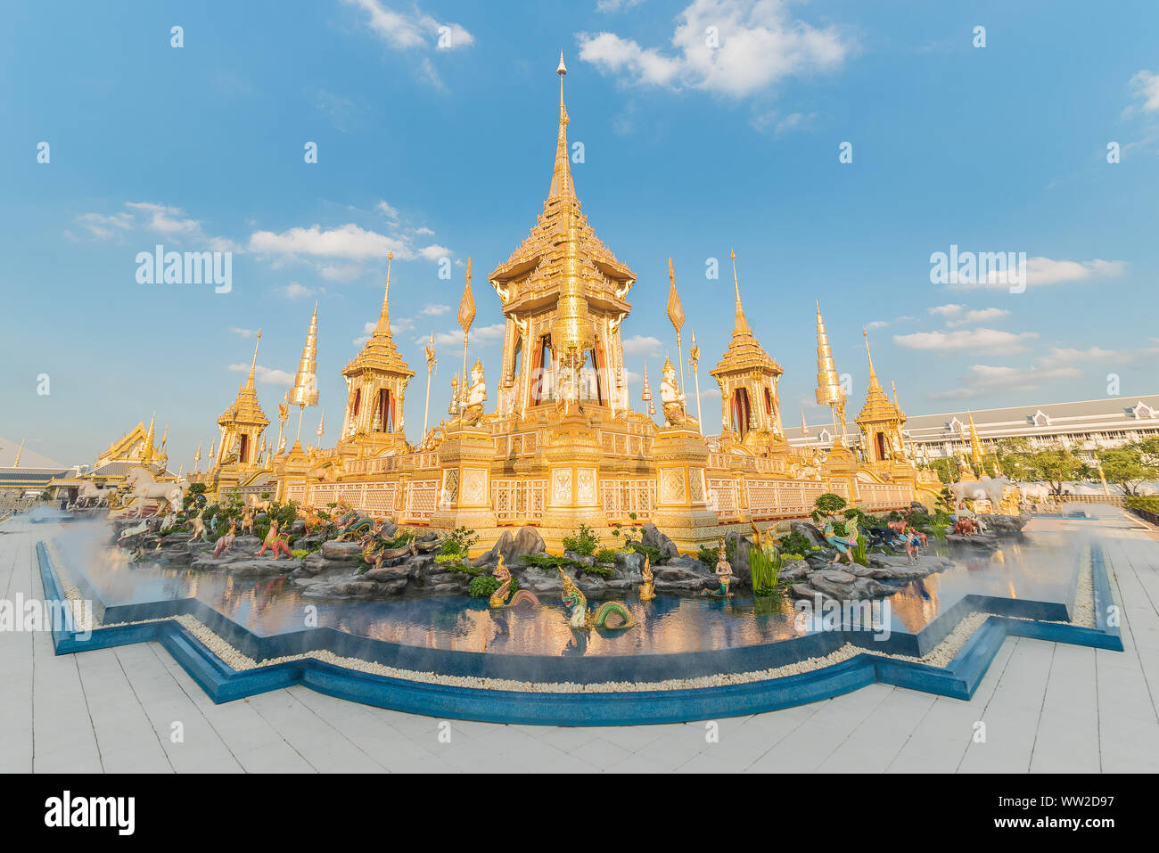 Die königliche Krematorium Replikat für König Bhumibol Adulyadej (Pra kann Ru Maat) am Sanam Luang für königliche Begräbnis Feuerbestattung Zeremonie Bangkok Thailand. Stockfoto