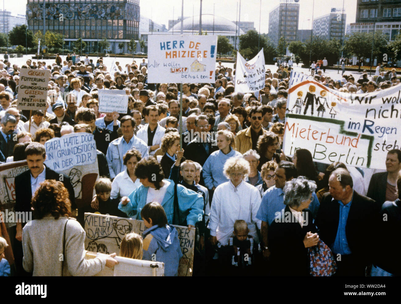 Bei einer Demonstration in Ost-berlin am 26. Mai 1990, die Vereinigung der Mieter, Pächter und Nutzer des Landes Brandenburg für die Klärung von Fragen des Eigentums und die Einführung von sozial verträglichen Mieten genannt. | Verwendung weltweit Stockfoto