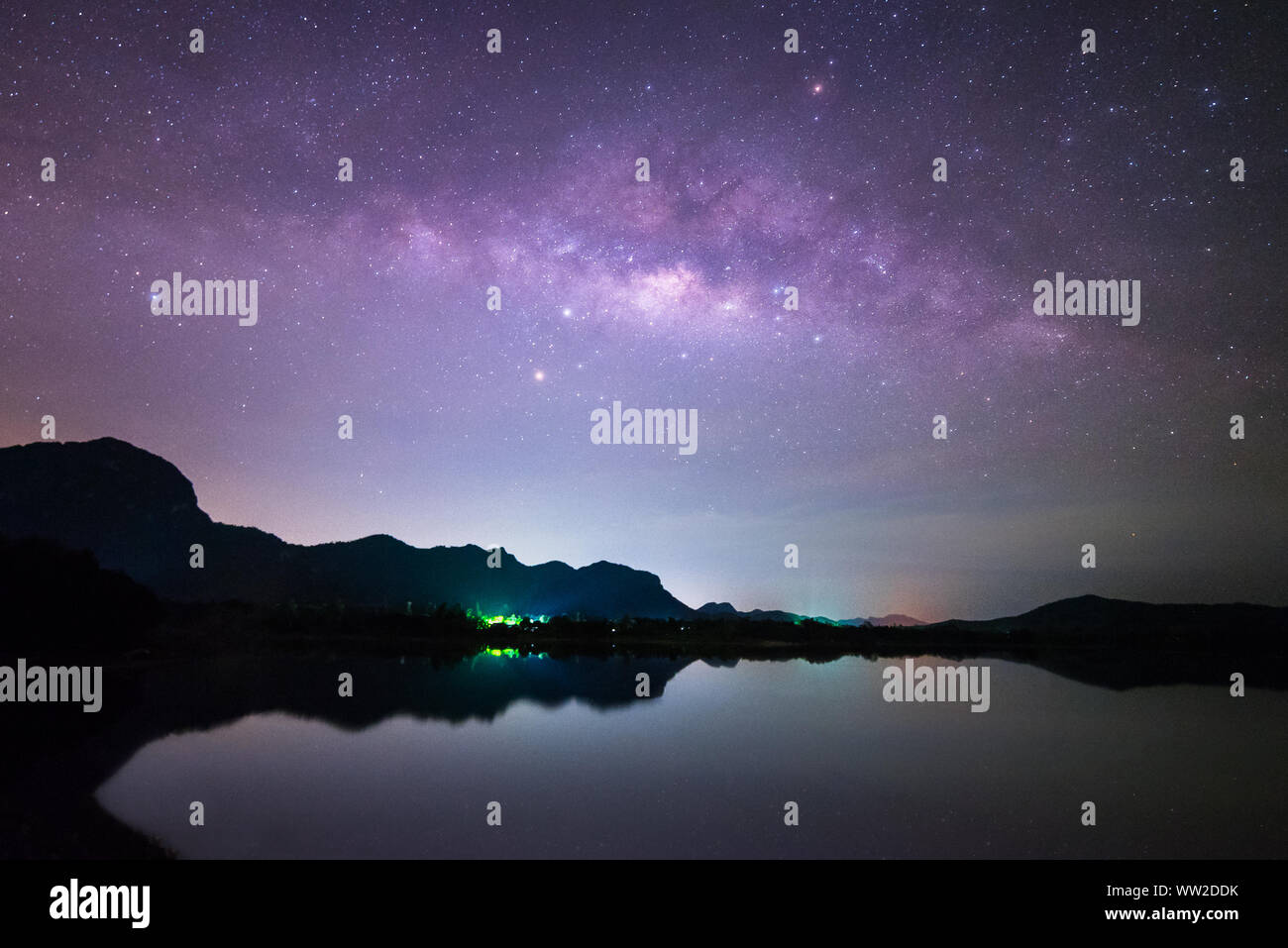 Panorama der Milchstraße am See Stockfoto