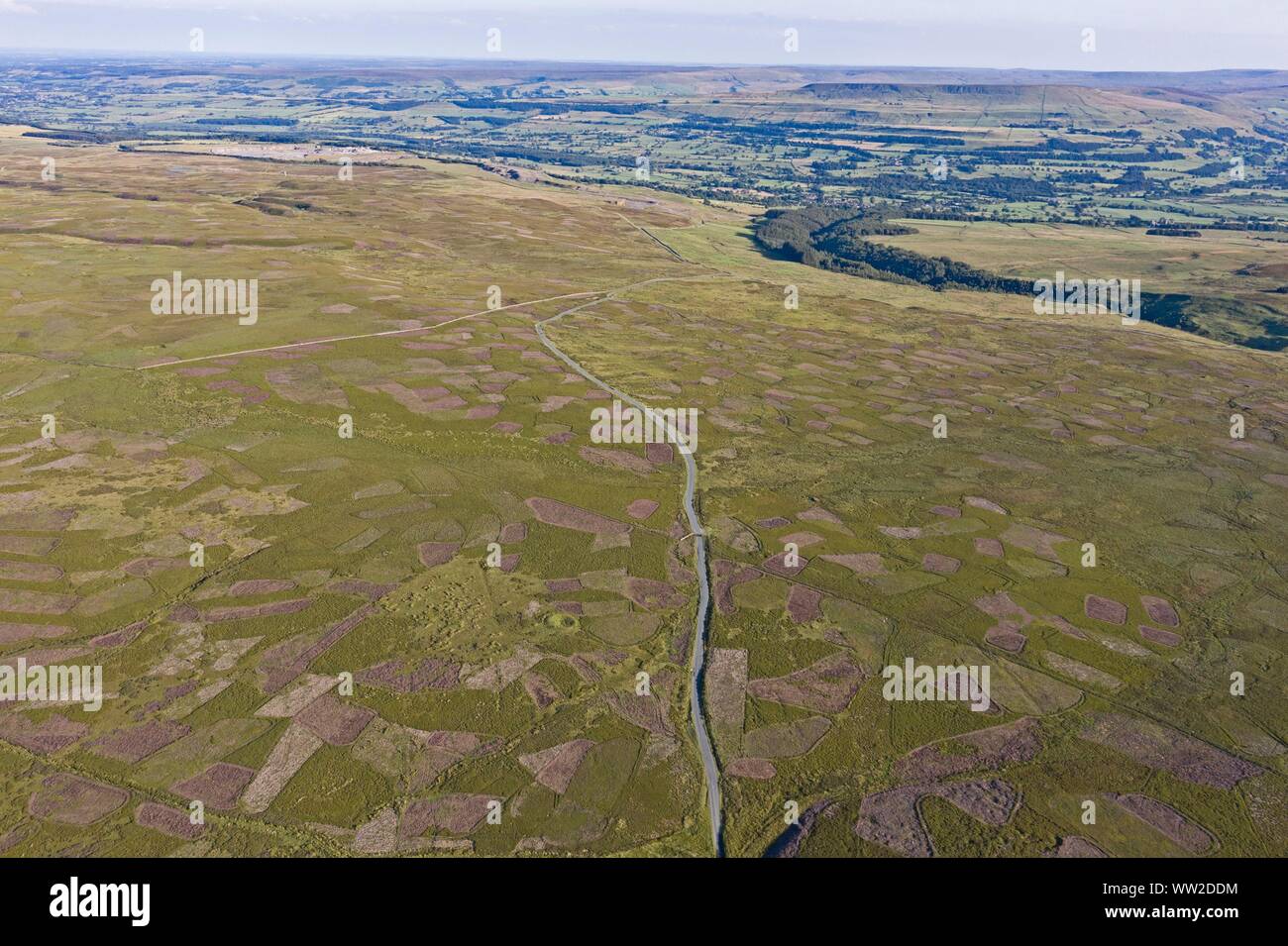 Grinton Moor über Swaledale in Yorkshire Dales, Juli. Luftbild zeigt Patchwork Patterns, in dem Moor auf Rotation für die Maximierung von ha verbrannt wurde. Stockfoto