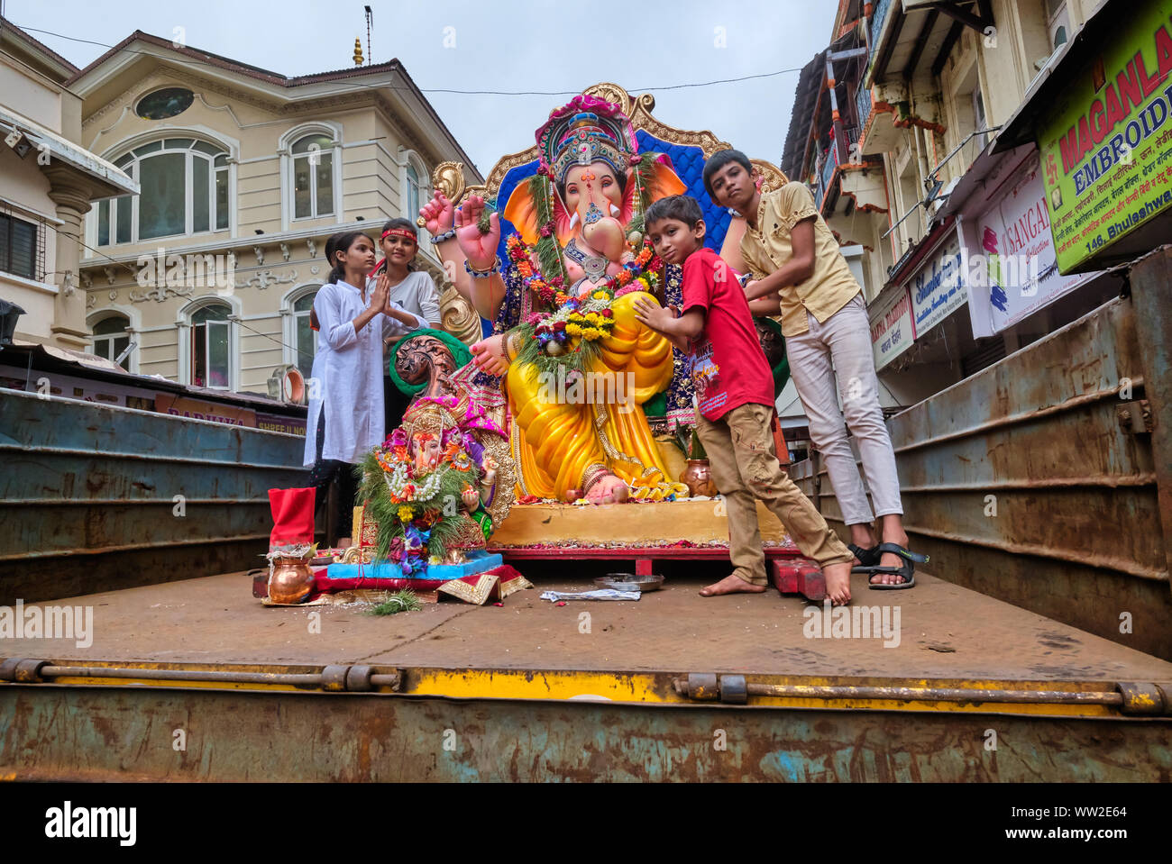 Während der Ganesh Festival Prozession in Mumbai, Indien, Anbeter der Elefantengott Ganesh (Ganpati) Fahrt mit einem Fahrzeug mit Ganesh Statuen Stockfoto