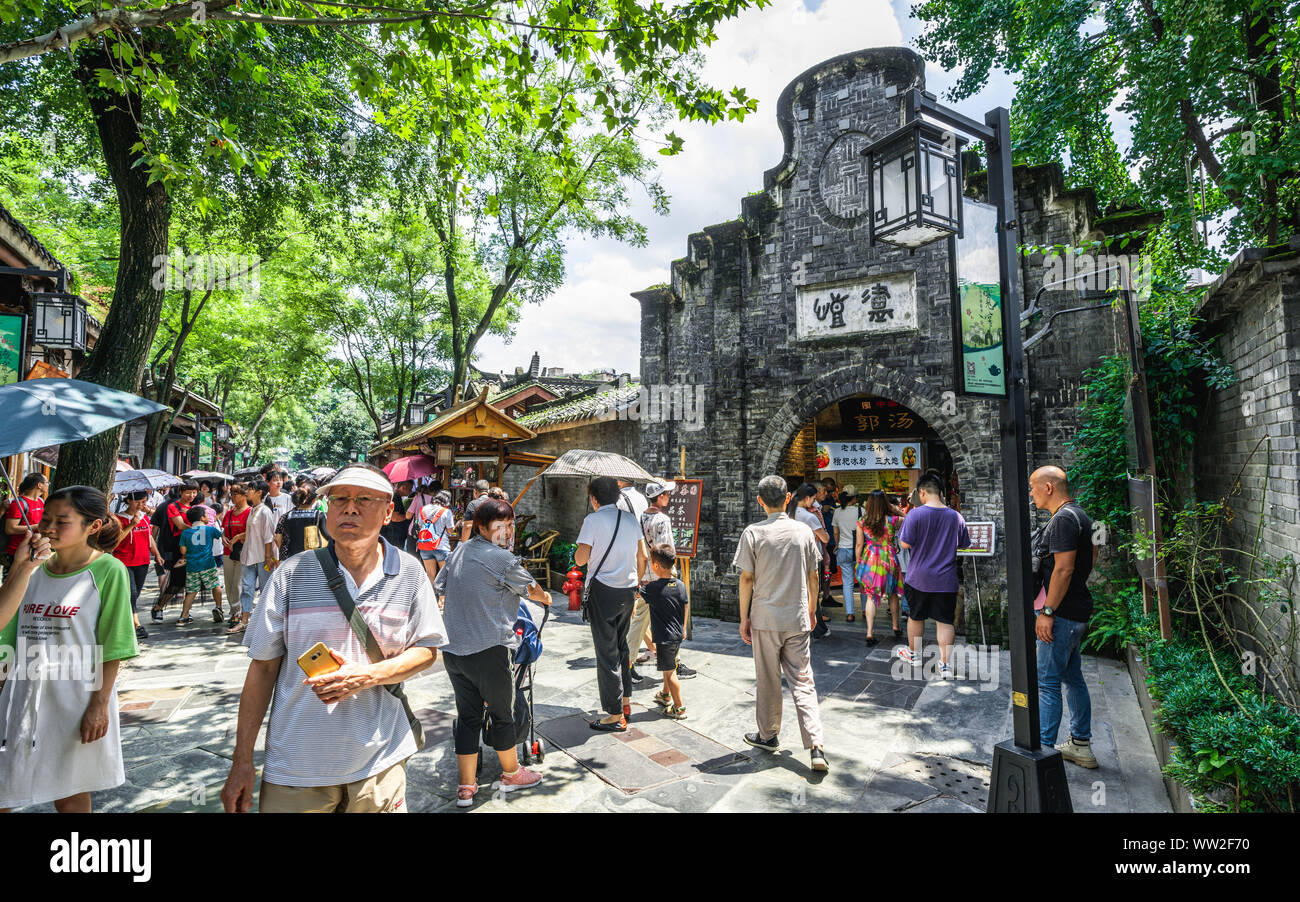 Chengdu, China, 3. August 2019: breite und schmale Gasse oder Kuanzhai Xiangzi Gassen mit Menschen und alten Backsteinhaus in Chengdu Sichuan China Stockfoto