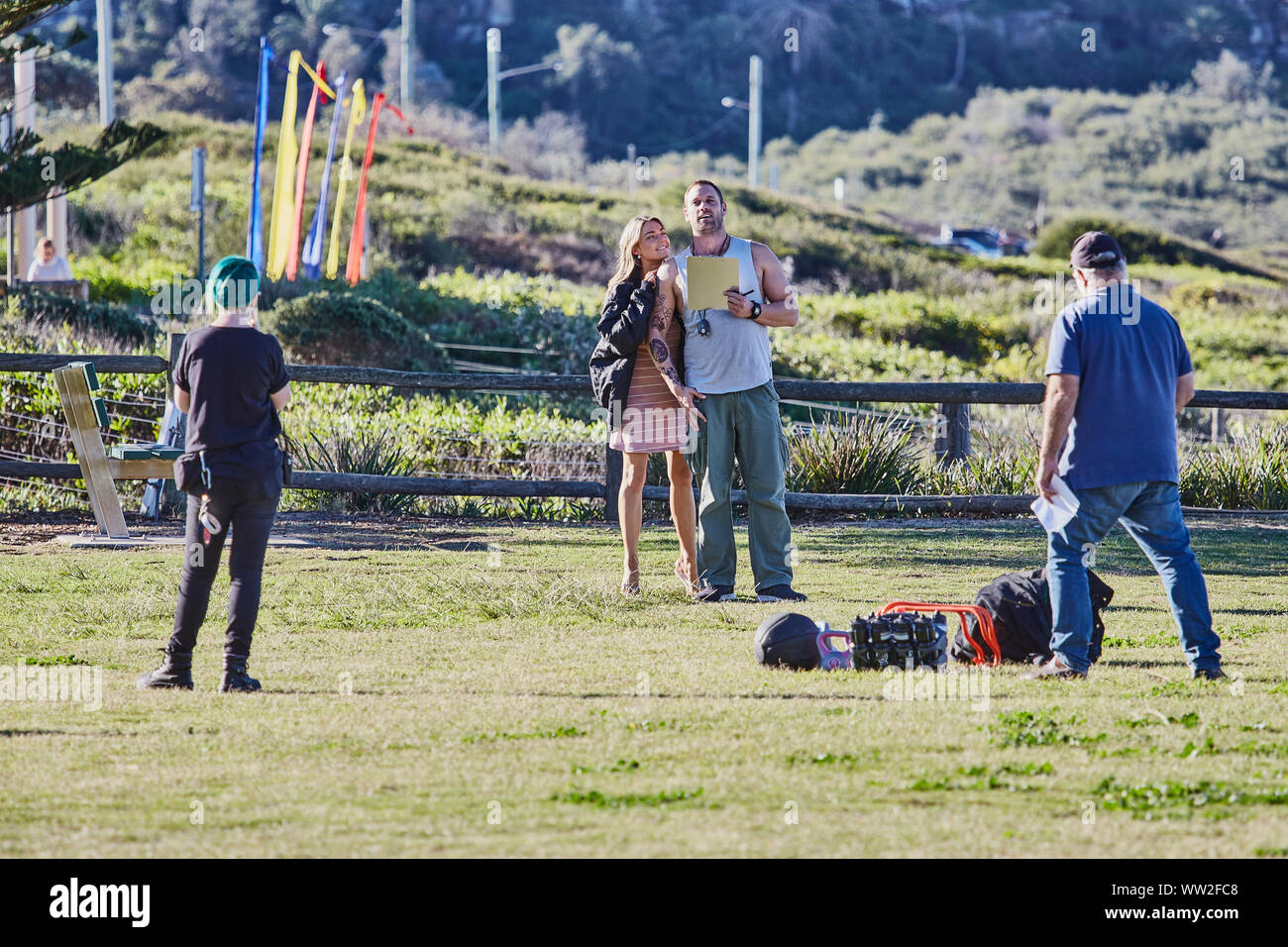 Schauspieler Jake Ryan und Sam Frost plus ein Mitglied von den Dreharbeiten zu diesem Film eine Szene von Haus & Weg TV-Serie im Palm Beach, Australien vorbereiten Stockfoto