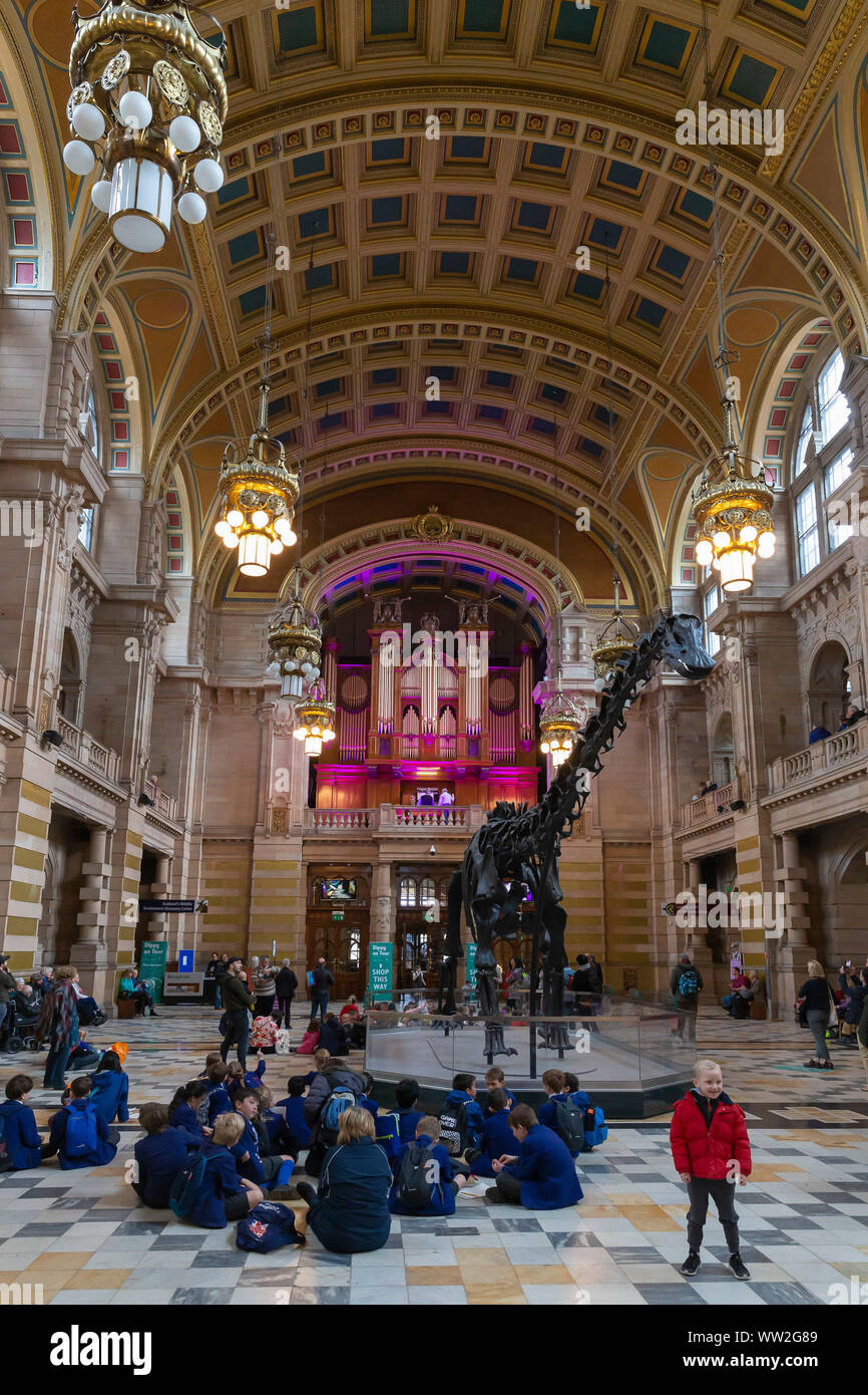 Die Schüler genießen Orgelkonzert in der zentralen Halle, Kelvingrove Art Gallery und Museum, Glasgow, Lanarkshire, Schottland, UK, GB, Stockfoto