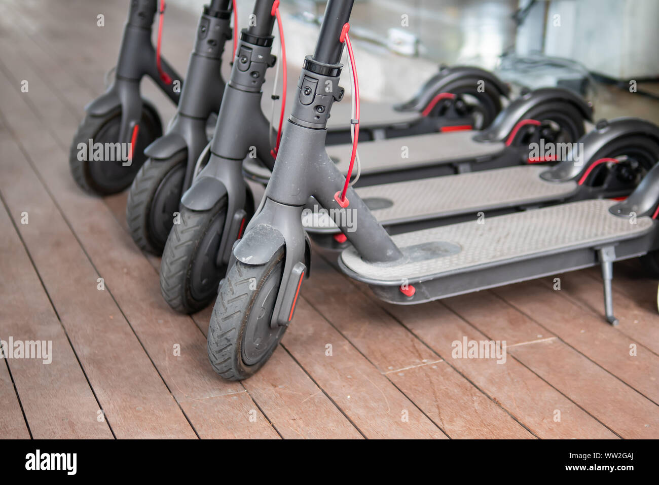 Elektroroller geparkt ordentlich in einen Parkplatz. Stockfoto