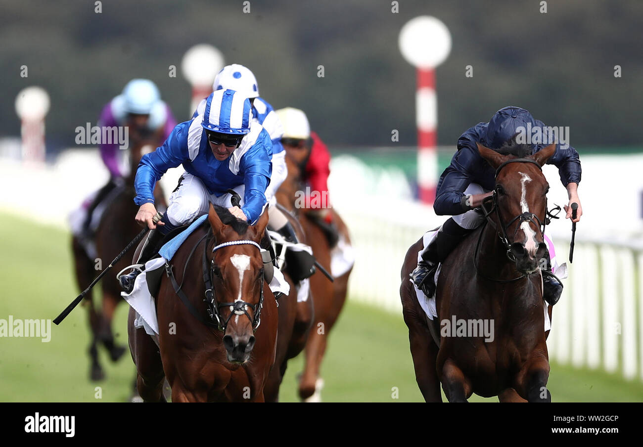 Enbihaar geritten von Jim Crowley (links) gewinnt die DFS Park Hill Stakes vor delphinia geritten von Ryan Moore bei Tag zwei Der William Hill St Leger Festival in Doncaster Racecourse. Stockfoto