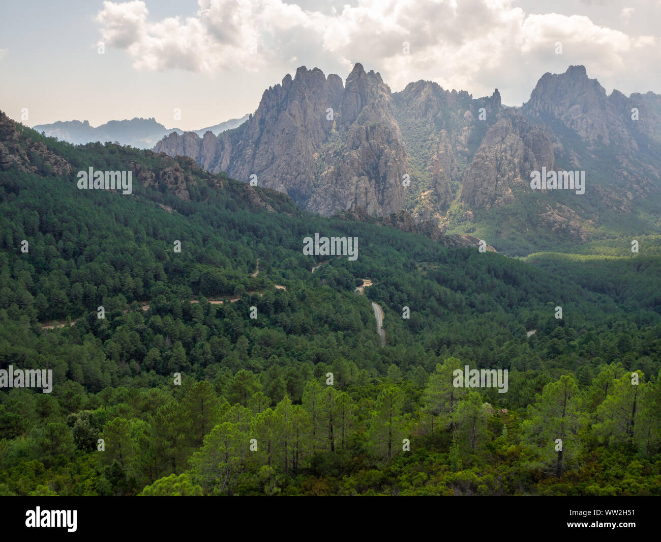 Berglandschaft mit der Aiguilles de Bavella im Hintergrund (Korsika - Frankreich) Stockfoto