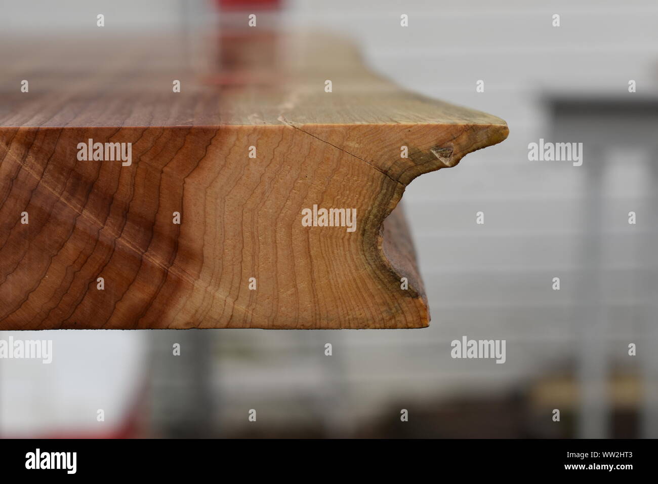 Live Edge zeder Decke als Bar oben Stockfoto