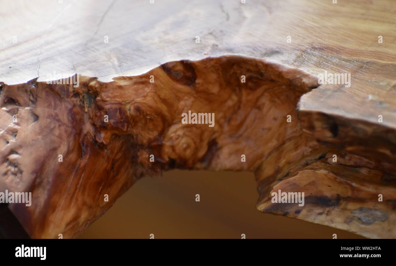 Live Edge zeder Decke als Bar oben Stockfoto