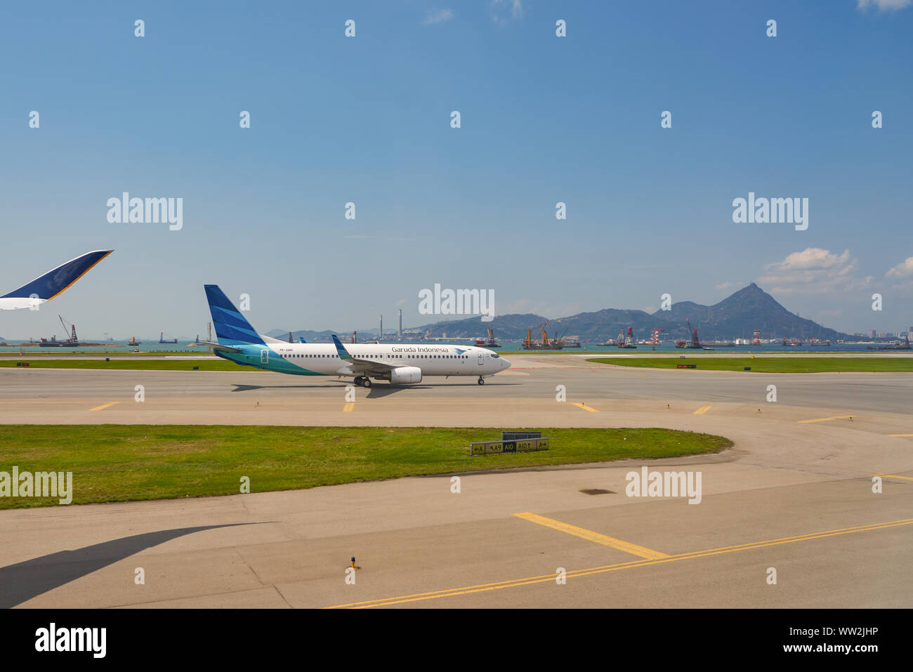 Hongkong, China - ca. April 2019: Garuda Indonesia Boeing 737 Next Gen im Internationalen Flughafen Hong Kong besteuern. Stockfoto