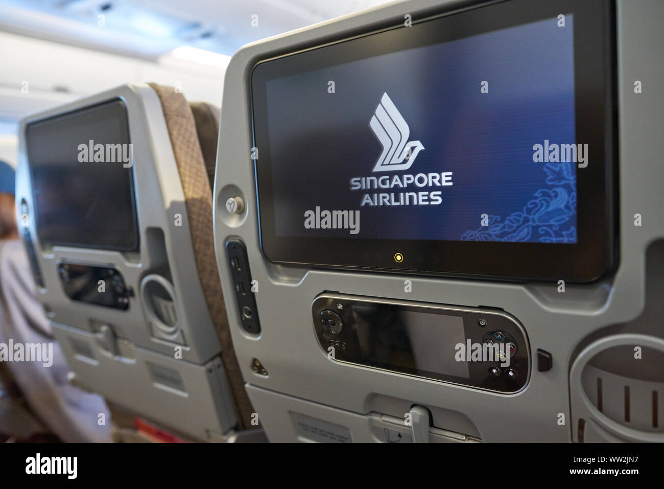 Hongkong - ca. April 2019: Sitz zurück in der Economy Class auf Singapur Airplines Airbus A350. Stockfoto
